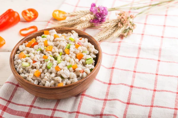 Porridge Orzo Perlato Con Verdure Ciotola Legno Fondo Bianco Legno — Foto Stock