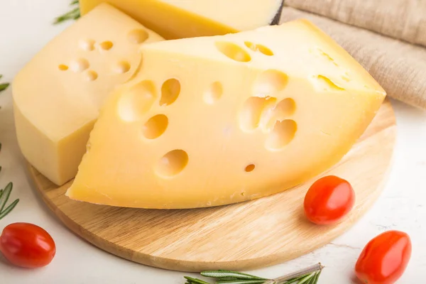 Verschiedene Käsesorten Mit Rosmarin Und Tomaten Auf Holzbrett Auf Weißem — Stockfoto