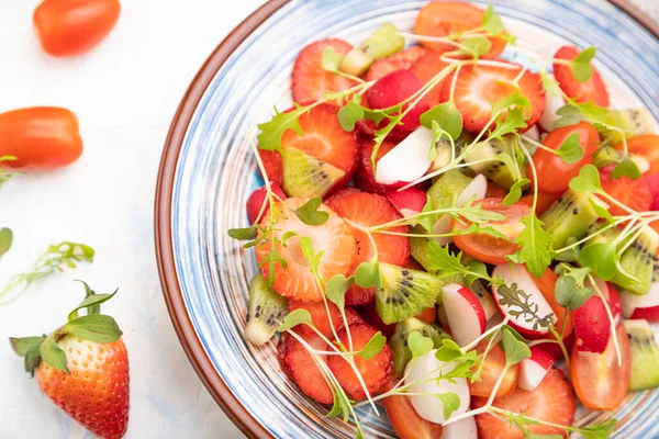 Ensalada Vegetariana Frutas Verduras Fresa Kiwi Tomates Brotes Microverdes Sobre —  Fotos de Stock