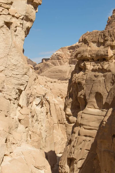 Bílý Kaňon Žlutými Kameny Slunečný Den Egypt Poušť Sinajský Poloostrov — Stock fotografie