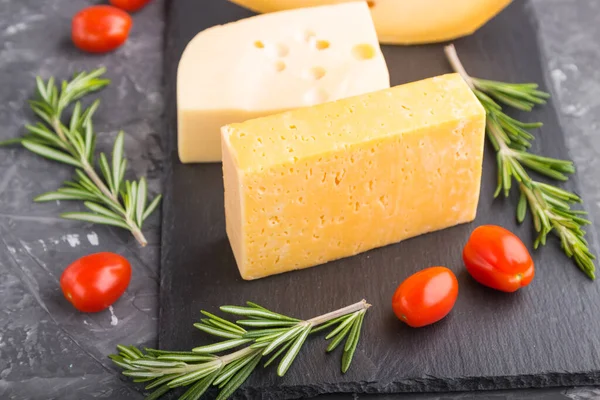 Vari Tipi Formaggio Con Rosmarino Pomodori Lavagna Nera Fondo Cemento — Foto Stock