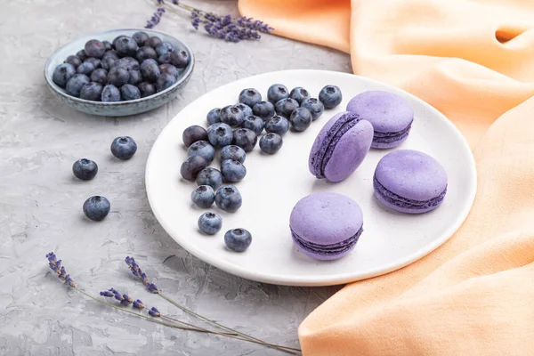 Macarons Violets Macarons Gâteaux Aux Myrtilles Sur Plaque Céramique Blanche — Photo