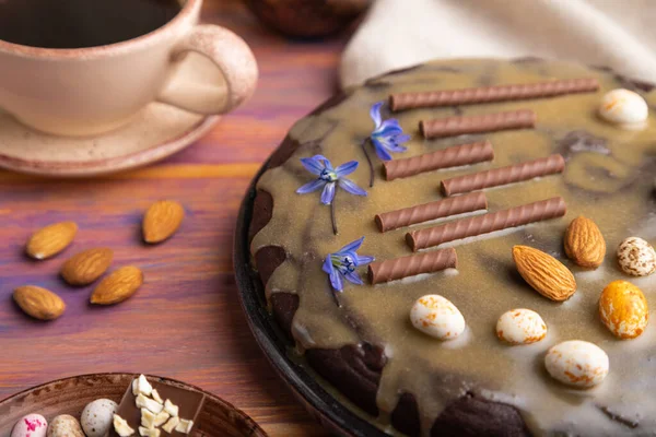 Pastel Chocolate Hecho Casa Con Crema Caramelo Almendras Con Taza — Foto de Stock