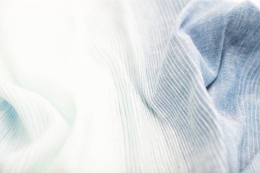 Mavi ve beyaz keten doku parçası. Yan görünüş, tekstil bulanık arkaplan ve doku. Su ve dalga konsepti.