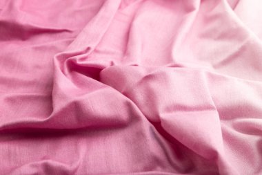 Pamuk mor bir doku parçası. Yan görünüş, doğal tekstil arka plan ve doku. dalga konsepti, soyut.