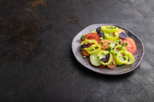 Salada Vegetariana Ervilha Verde Tomates Pimenta Manjericão Fundo Concreto Preto — Fotografia de Stock