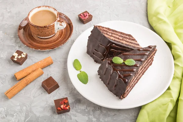 Bolo Chocolate Caseiro Com Creme Leite Uma Xícara Café Fundo — Fotografia de Stock