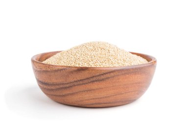 Beyaz arka planda çiğ beyaz kinoa tohumları olan ahşap kase. Yan görünüm, kapat.