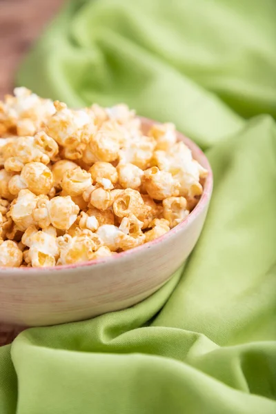 Popcorn Met Karamel Keramische Kom Bruine Betonnen Ondergrond Groen Textiel — Stockfoto