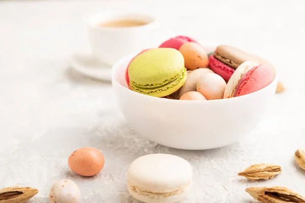 Bunte Makronen Und Schokoladeneier Keramikschüssel Tasse Kaffee Auf Grauem Betongrund — Stockfoto