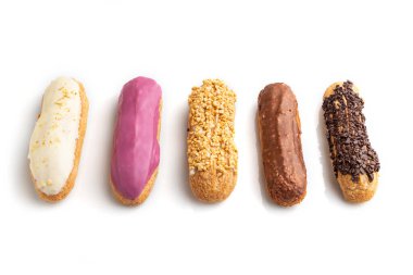 Beyaz arka planda izole edilmiş geleneksel Fransız tatlısı. Yan görünüm, yakın görünüm, durgun hayat.