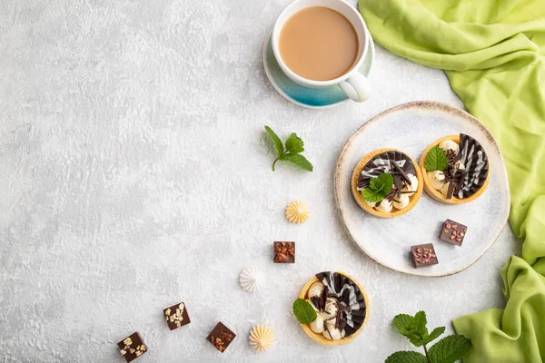 Tartelettes Sucrées Chocolat Crème Fromage Avec Tasse Café Sur Fond — Photo