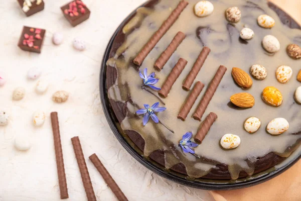 Bolo Chocolate Caseiro Brownie Com Creme Caramelo Amêndoas Com Xícara — Fotografia de Stock