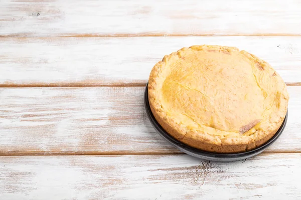 Herbst Zwiebelkuchen Und Tasse Kaffee Auf Weißem Holzgrund Seitenansicht Kopierraum — Stockfoto