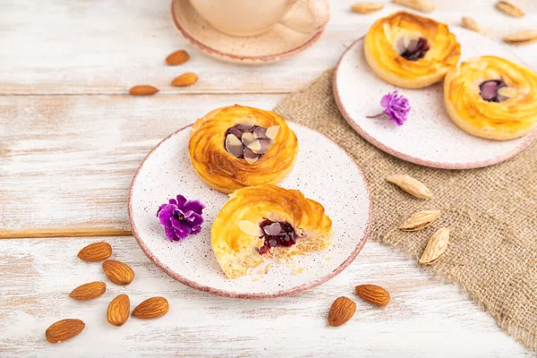 Kleine Käsekuchen Mit Marmelade Und Mandeln Mit Einer Tasse Kaffee — Stockfoto