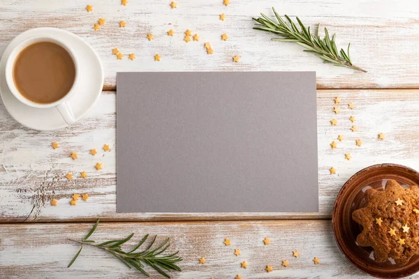 Graue Papierbögen Attrappe Mit Kaffee Und Kuchen Auf Weißem Holzgrund — Stockfoto