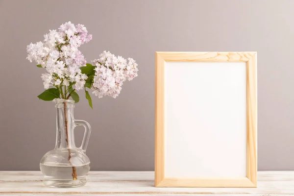 Dřevěný Rám Šeříkovým Květem Skle Šedém Pastelovém Pozadí Boční Pohled — Stock fotografie