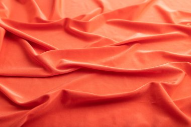 Kırmızı ipek doku parçası. Yan görünüş, doğal tekstil arka plan ve doku. dalga konsepti, soyut.