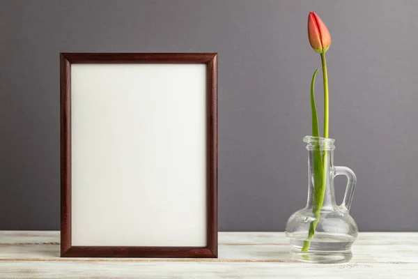 Dřevěný Rám Červeným Tulipánem Skle Šedém Pastelovém Pozadí Boční Pohled — Stock fotografie