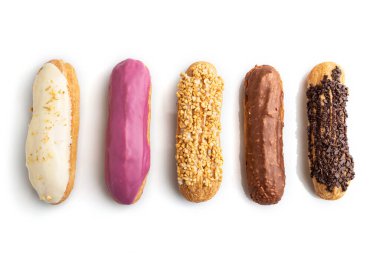 Beyaz arka planda izole edilmiş geleneksel Fransız tatlısı. Üst manzara, düz yatak, yakın çekim, durgun hayat..