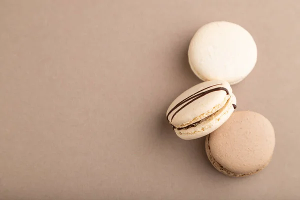 Macarons Marron Blanc Sur Fond Pastel Beige Vue Dessus Plan — Photo