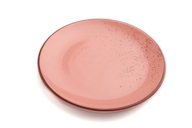 Beyaz arka planda izole edilmiş boş pembe noktalı seramik tabak. Yan görünüm, kapat.