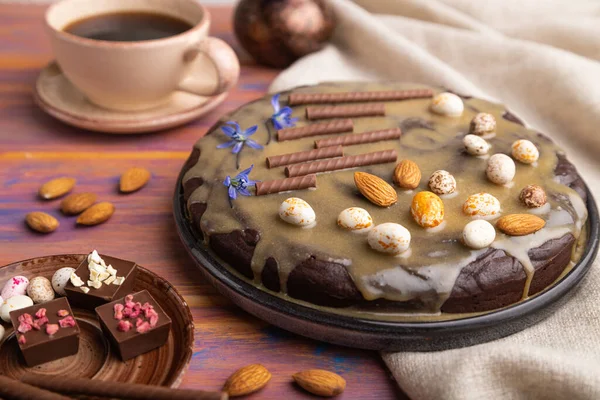 Pastel Chocolate Hecho Casa Con Crema Caramelo Almendras Con Taza — Foto de Stock