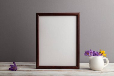 Kahverengi ahşap çerçeve, arka planında kar tanesi çiçekleri olan bir model. Boş, dikey yönelim, natürmort yaşam, kopyalama alanı.