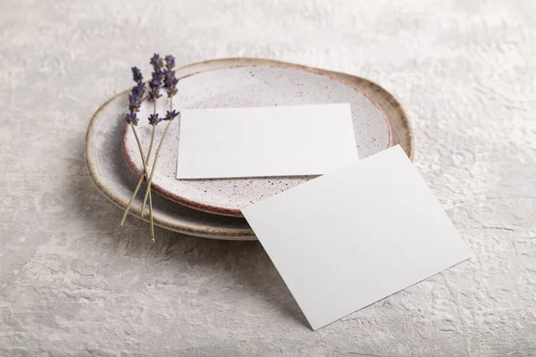 Wit Papier Uitnodigingskaart Mockup Met Lavendel Keramische Plaat Grijs Beton Rechtenvrije Stockfoto's