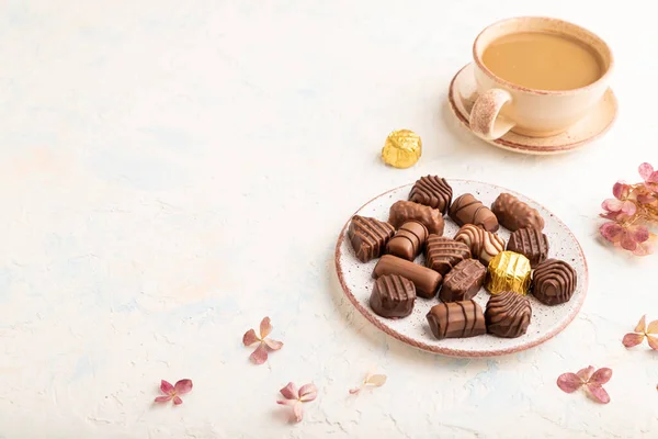 Caramelle Cioccolato Con Tazza Caffè Fiori Ortensia Uno Sfondo Cemento — Foto Stock