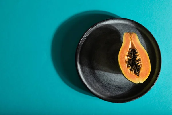 Ripe Cut Papaya Gray Plate Blue Pastel Background Top View — Stock Photo, Image