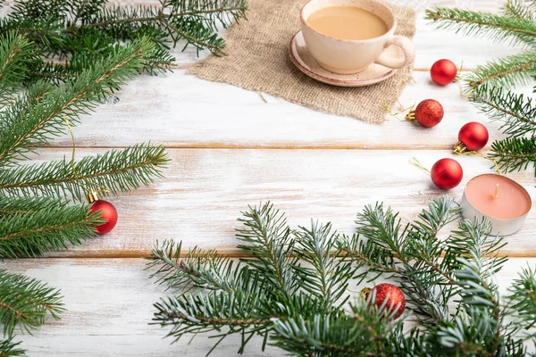 Kerst Nieuwjaarscompositie Decoraties Rode Ballen Sparren Sparren Takken Kopje Koffie Rechtenvrije Stockafbeeldingen