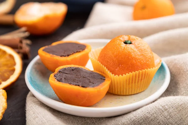 在黑色混凝土背景上的松露巧克力橘子糖和亚麻织物 选择性聚焦 图库图片