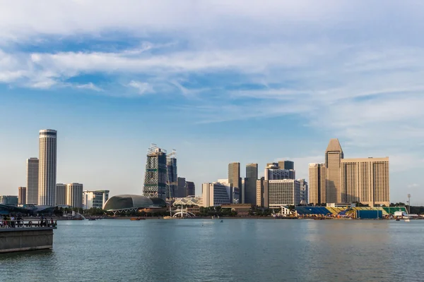 Modern futuristic buildings and blue sky — Stock fotografie