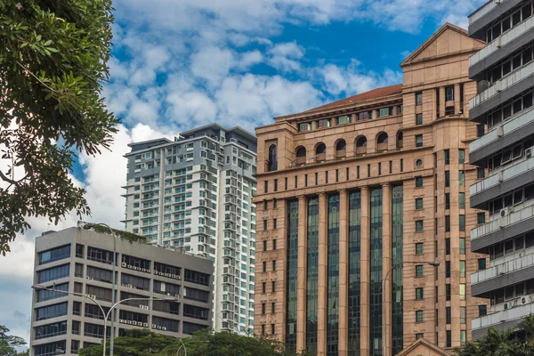 Bâtiments modernes et ciel bleu dans le centre-ville de Kuala Lumpur — Photo