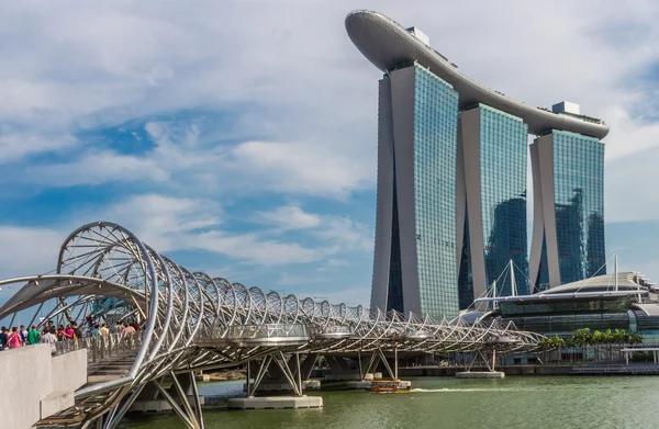 Hotel and casino Marina Bay and helix bridge — Stock fotografie