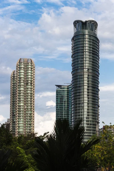 Wolkenkratzer und moderne gläserne Bürogebäude — Stockfoto
