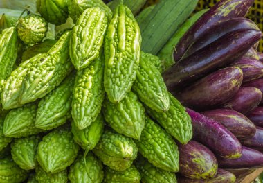 Taze patlıcan ve momordica