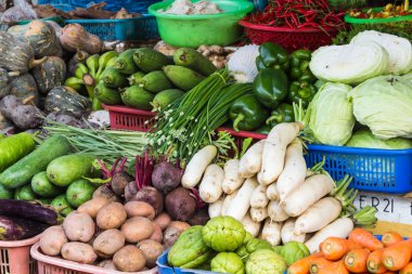çeşitli taze meyve ve sebze pazarında Vietnam