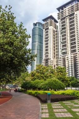 küçük bir bahçe ile modern bina