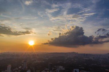 Kuala Lumpur şehir merkezi üzerinden günbatımı bulutlar