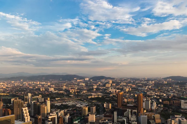 Nuages du soir sur le centre-ville de Kuala Lumpur — Photo