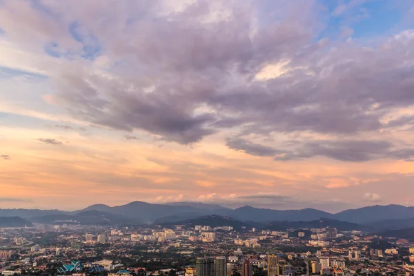 Ciel spectaculaire et nuages au-dessus du centre-ville de Kuala Lumpur — Photo