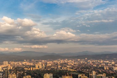 Kuala Lumpur Şehir merkezi üzerinden bulutlar