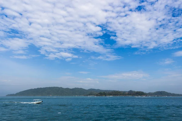 Tropical island and blue sky — Stock Photo, Image