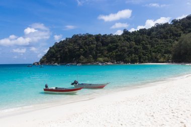 Sahilde iki küçük tekne. 