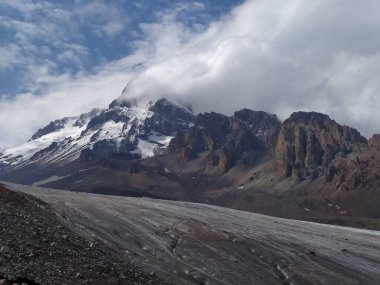 Büyük kar dağının yakınındaki büyük buzullar