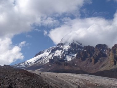 Büyük kar dağının yakınındaki büyük buzullar