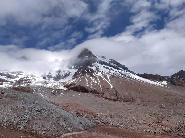 Alta Montanha Neve Rocha Contra Céu Nublado Azul — Fotografia de Stock