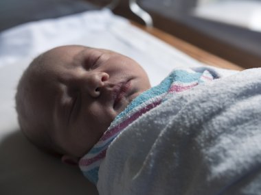 Yeni doğan bebek giysili hastanede huzurlu uyku